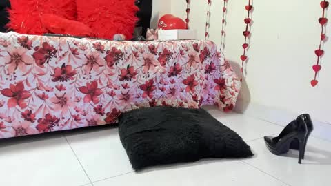 Snapshot of emely_garcia chatting on 02.24.25 Emely   online show from 02.24.25