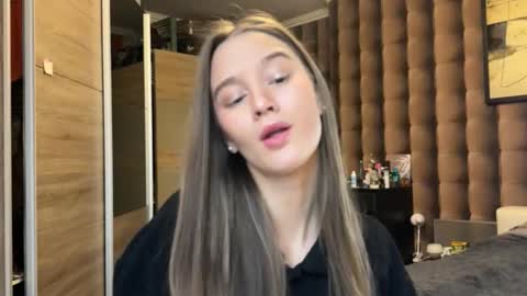 Snapshot of emi__ly chatting on 11.27.25 emi__ly online show from 11.27.25