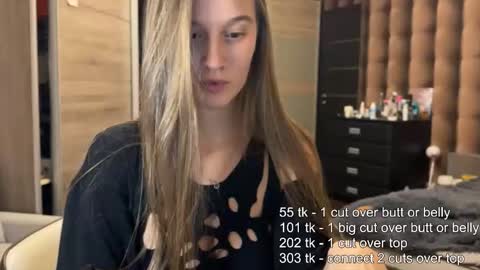 Snapshot of emi__ly chatting on 11.28.25 emi__ly online show from 11.28.25