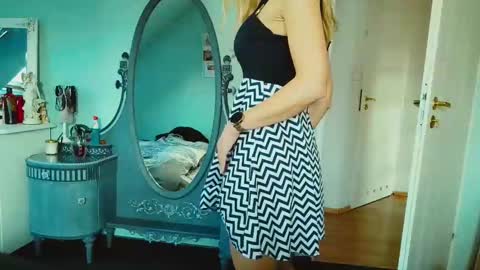 Snapshot of emilachat chatting on 02.12.25 Emila online show from 02.12.25