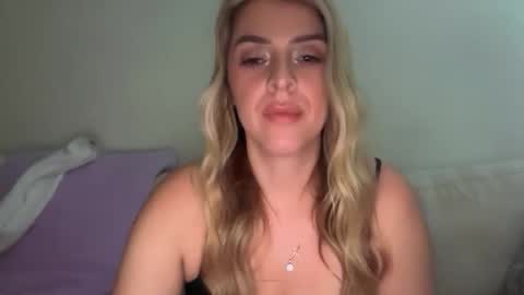 Snapshot of emilelovesyou chatting on 04.14.26 emilelovesyou online show from 04.14.26