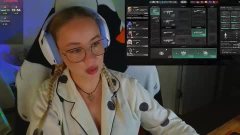 Snapshot of emili1_bc chatting on 09.11.25 Emili online show from 09.11.25