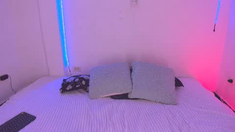 emili_williams10 online show from 04.14.26