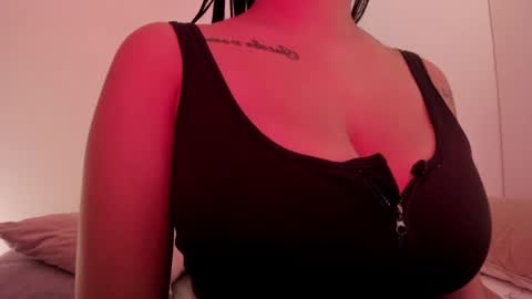 Snapshot of emilia_ghendle chatting on 12.22.24 Emilia Big Boobs online show from 12.22.24