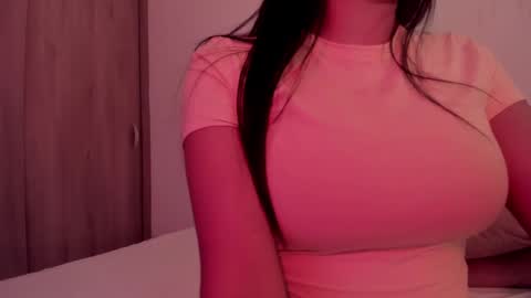 Snapshot of emilia_ghendle chatting on 01.07.25 Emilia Big Boobs online show from 01.07.25