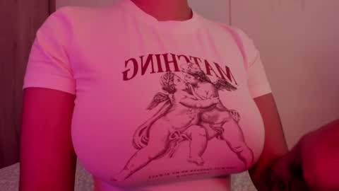 Snapshot of emilia_ghendle chatting on 01.11.25 Emilia Big Boobs online show from 01.11.25