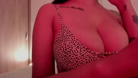 Snapshot of emilia_ghendle chatting on 01.17.25 Emilia Big Boobs online show from 01.17.25