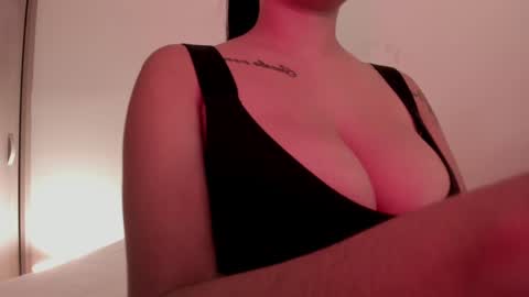 Snapshot of emilia_ghendle chatting on 01.28.25 Emilia Big Boobs online show from 01.28.25