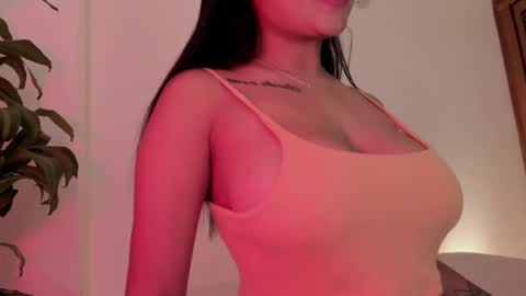 Snapshot of emilia_ghendle chatting on 03.03.25 Emilia Big Boobs online show from 03.03.25