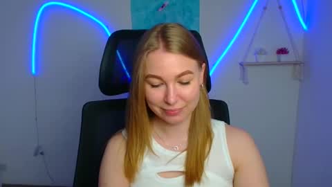 Snapshot of emilia_ilia chatting on 05.19.26 Emilia online show from 05.19.26
