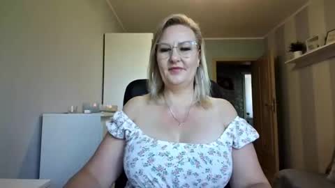 Snapshot of emillykiss chatting on 05.27.26 EmillyLove online show from 05.27.26