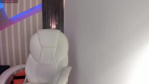 Snapshot of emily_layton chatting on 12.30.24 Emily online show from 12.30.24