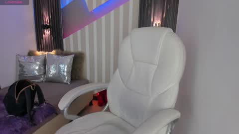 Snapshot of emily_layton chatting on 02.04.25 Emily online show from 02.04.25