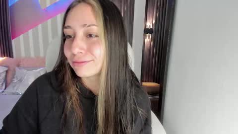Snapshot of emily_layton chatting on 10.18.25 Emily online show from 10.18.25