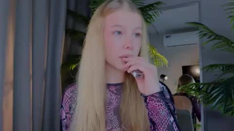 Snapshot of emily_shepard chatting on 03.19.26 emily shepard online show from 03.19.26