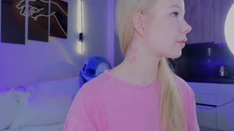 Snapshot of emily_shepard chatting on 04.01.26 emily shepard online show from 04.01.26