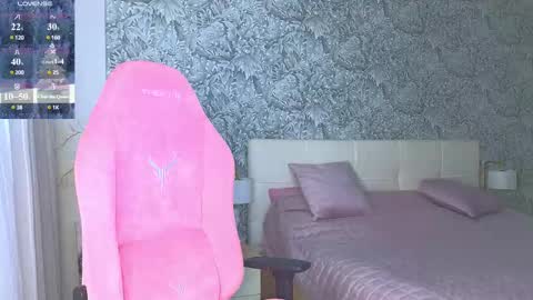 Snapshot of emilydancee chatting on 02.10.25 emilydancee online show from 02.10.25