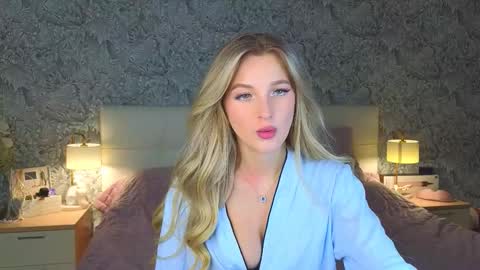 Snapshot of emilydancee chatting on 11.12.25 emilydancee online show from 11.12.25