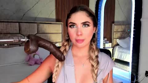 Emily Hendrix online show from 10.08.25