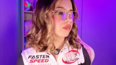 Snapshot of emilykarterr chatting on 05.27.26 VALEEEN online show from 05.27.26