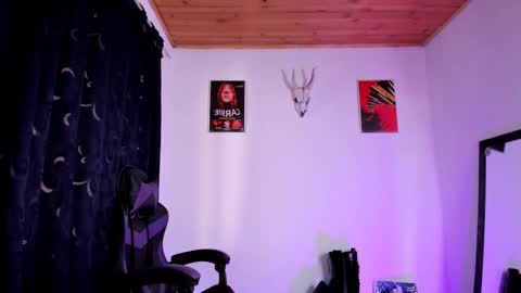 Snapshot of emilyrymer chatting on 11.04.25 Emily Support me to have 100 likes plx online show from 11.04.25