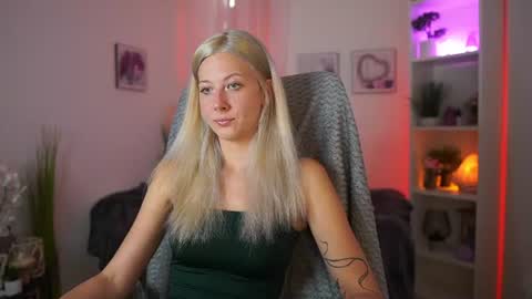 Snapshot of emilyswannn chatting on 07.13.26 emilyswannn online show from 07.13.26