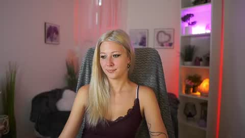 Snapshot of emilyswannn chatting on 07.14.26 emilyswannn online show from 07.14.26