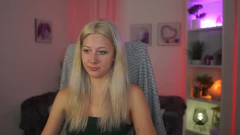 Snapshot of emilyswannn chatting on 07.15.26 emilyswannn online show from 07.15.26