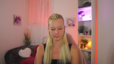 Snapshot of emilyswannn chatting on 07.23.26 emilyswannn online show from 07.23.26
