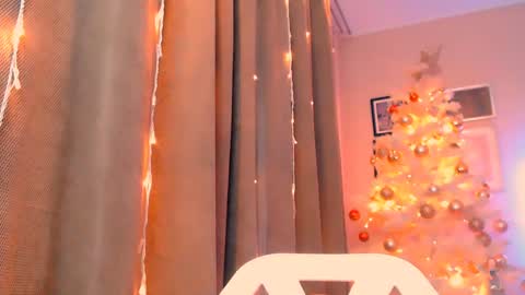 Snapshot of emma_dorn chatting on 12.19.24 Eva online show from 12.19.24
