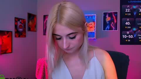 Snapshot of emma_hazell chatting on 05.19.26 Emma online show from 05.19.26