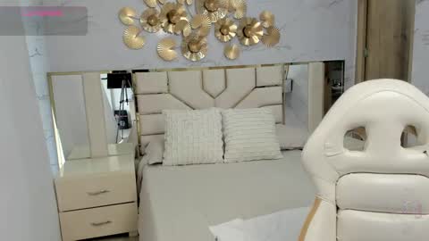 Snapshot of emma_petite4u chatting on 12.20.24 Emma online show from 12.20.24