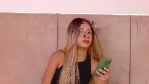 E M M A  online show from 04.10.26