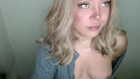 Snapshot of emmawatsoons chatting on 09.20.25 YourDreamGirl Emma  online show from 09.20.25