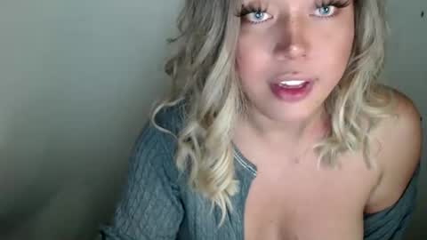 Snapshot of emmawatsoons chatting on 09.22.25 YourDreamGirl Emma  online show from 09.22.25