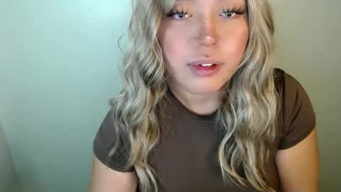 Snapshot of emmawatsoons chatting on 09.26.25 YourDreamGirl Emma  online show from 09.26.25