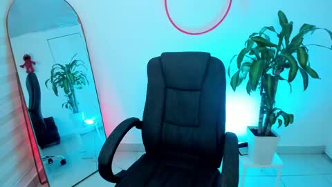 Snapshot of emmax_x chatting on 12.29.24 EMMA online show from 12.29.24