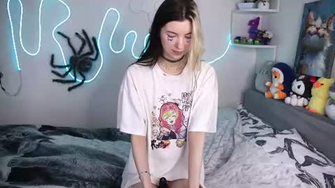 Snapshot of emmie_everly chatting on 06.19.26 emmie_everly online show from 06.19.26