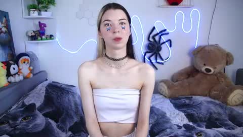 Snapshot of emmie_everly chatting on 07.14.26 emmie_everly online show from 07.14.26