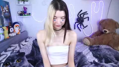 Snapshot of emmie_everly chatting on 07.17.26 emmie_everly online show from 07.17.26
