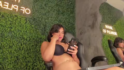 Snapshot of emmiily_z chatting on 02.01.25 Emmiily online show from 02.01.25