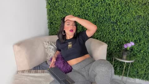 Snapshot of emmiily_z chatting on 02.02.25 Emmiily online show from 02.02.25