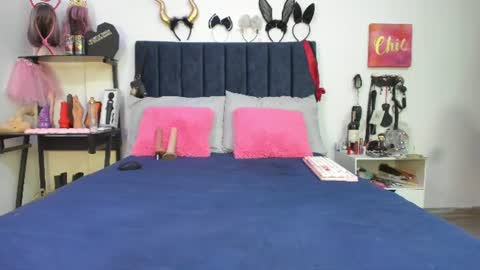 Snapshot of emmily_giraldo chatting on 06.26.26 online show from 06.26.26