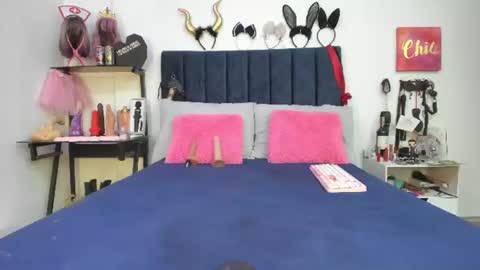 Snapshot of emmily_giraldo chatting on 07.15.26 online show from 07.15.26