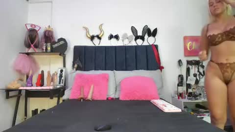 Snapshot of emmily_giraldo chatting on 07.27.26 online show from 07.27.26