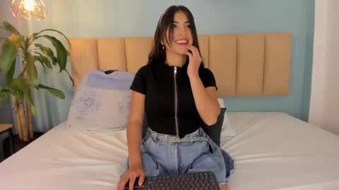 Snapshot of emy_ly chatting on 02.16.26 emy online show from 02.16.26