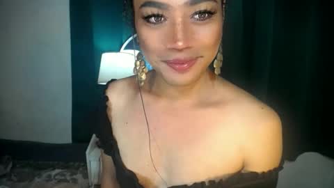 Snapshot of erika_madrigal chatting on 10.13.25 erika_madrigal online show from 10.13.25