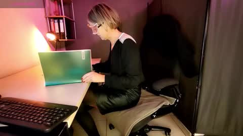 Snapshot of eroticaeva chatting on 11.22.25 Eva online show from 11.22.25