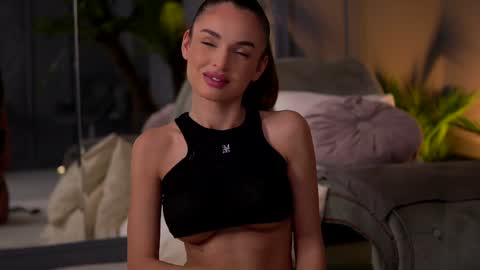 Snapshot of esmeainsley chatting on 01.24.25 Raluca online show from 01.24.25