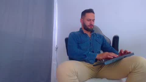 Snapshot of esteban7984068 chatting on 12.24.24 esteban online show from 12.24.24